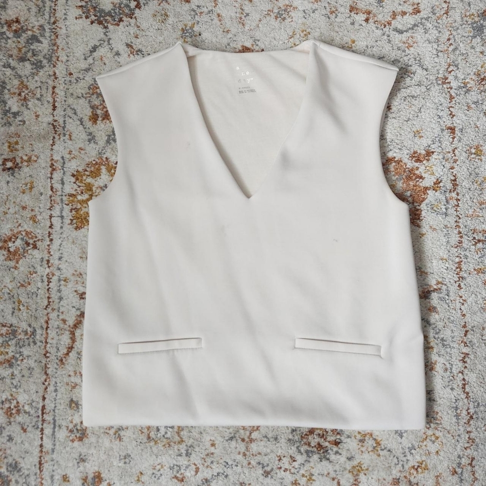 A New Day chic old money vibes white sleeveless top with pockets Size XS/S